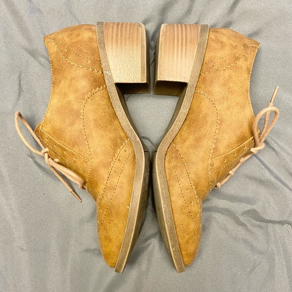 Oxford Style Shoes - Picture 2 of 4